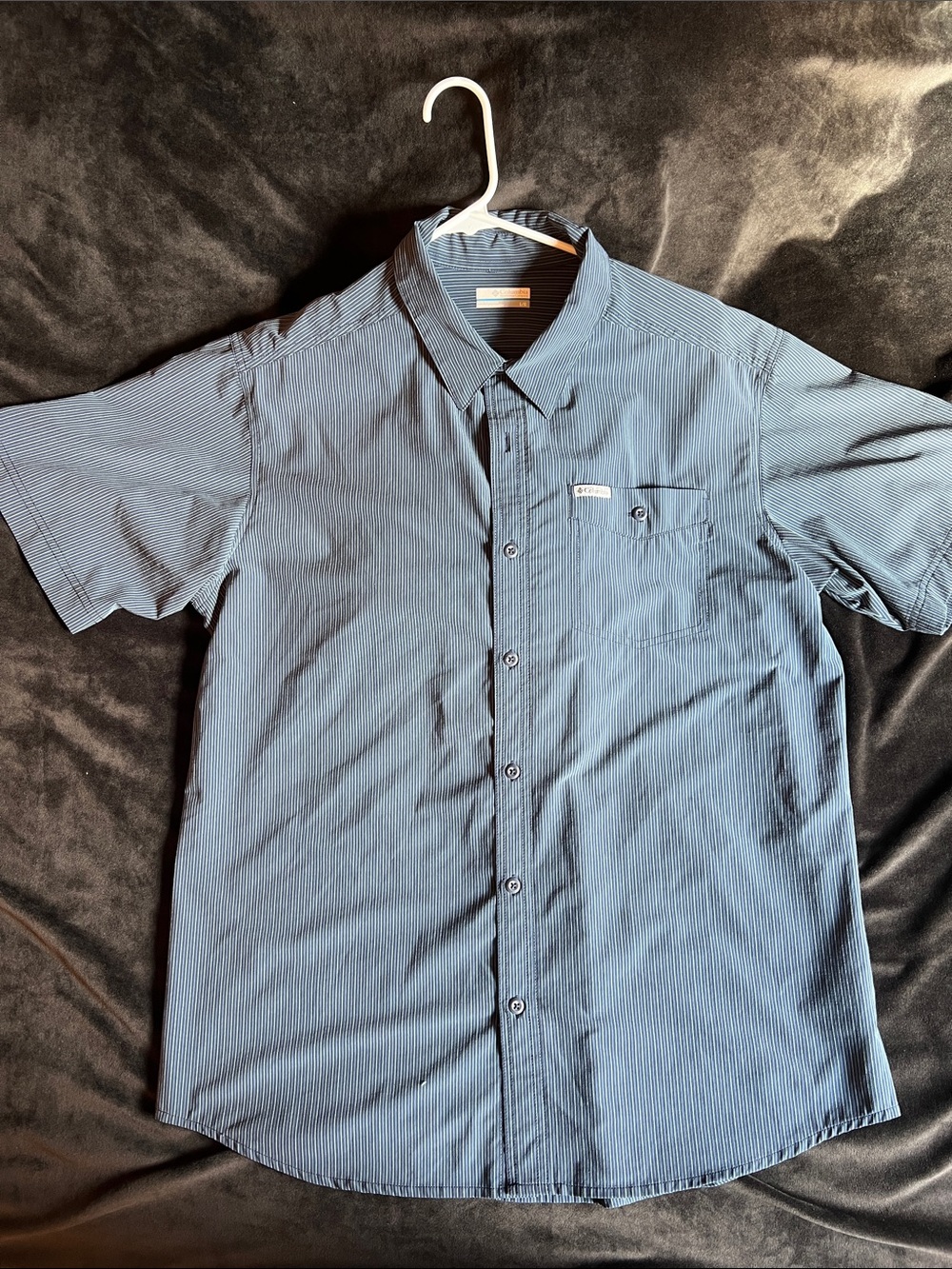 Columbia Sporsware Men's Short-Sleeve Button-Up Shirt in Blue stripe gray/navy